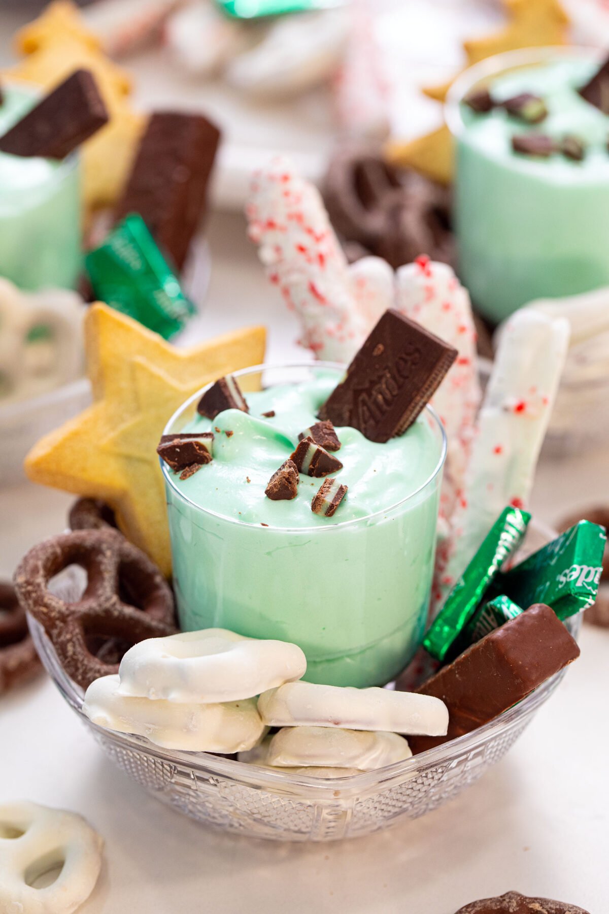 Grasshopper dip in a cup with chocolate cookies and mints